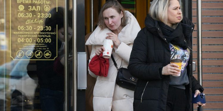 Россияне выстроились в очередь в «Макдоналдс» перед закрытием