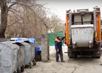 «E greu dar trebuie să ajutăm»: S-a extins frontul de muncă pentru persoanele implicate în salubrizarea centrelor de refugiați. Cum se descurcă oamenii? | VIDEO