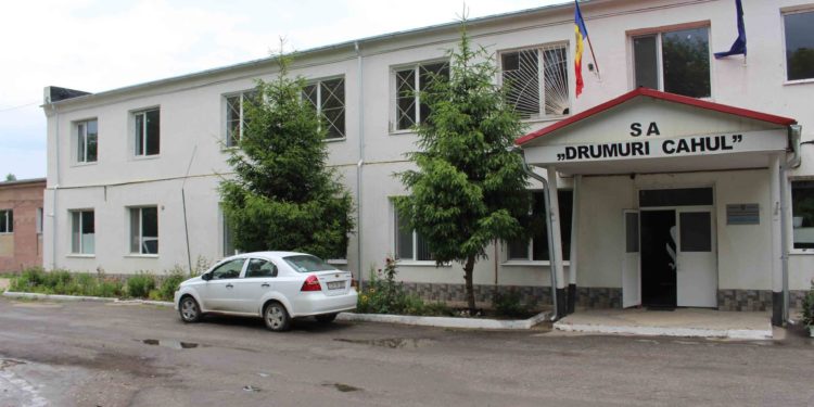 Percheziții la SA „Drumuri Cahul”. Un fost director interimar a rămas fără bolidul său de lux și a fost reținut