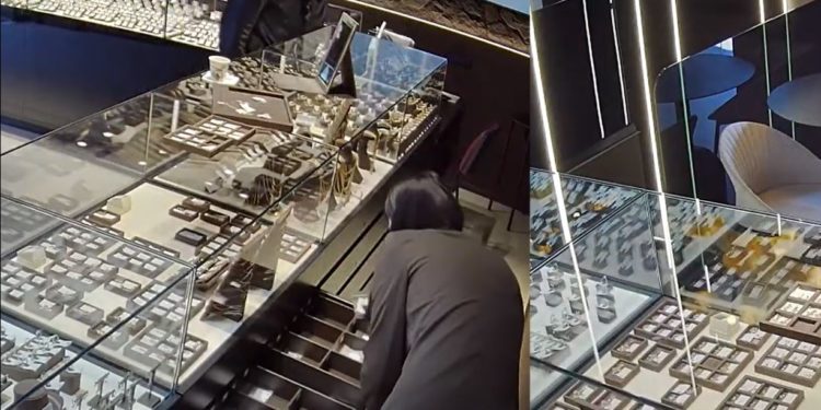 Momentul în care un bărbat fură o cruce de aur, dintr-un magazin din centrul capitalei | VIDEO