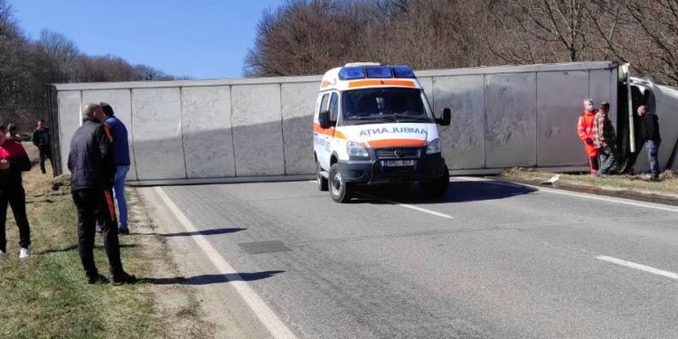Traseul Chişinău-Leuşeni, temporar blocat din cauza unui TIR răsturnat pe toată lăţimea drumului
