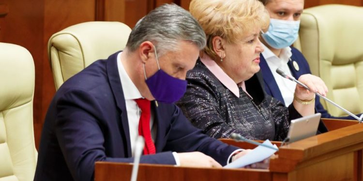 „Satul arde, dar PAS se piaptănă”. Reghina Apostolova acuză guvernarea de atitudine iresponsabilă față de problemele cetățenilor