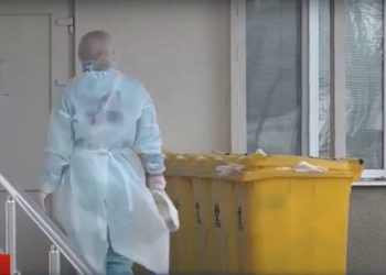 Tomberoane cu deșeuri periculoase, la intrarea în Spitalul Clinic Bălți. Activiștii acuză direcția spitalului și Ministerul Sănătății de nepăsare. Reacția instituției | VIDEO