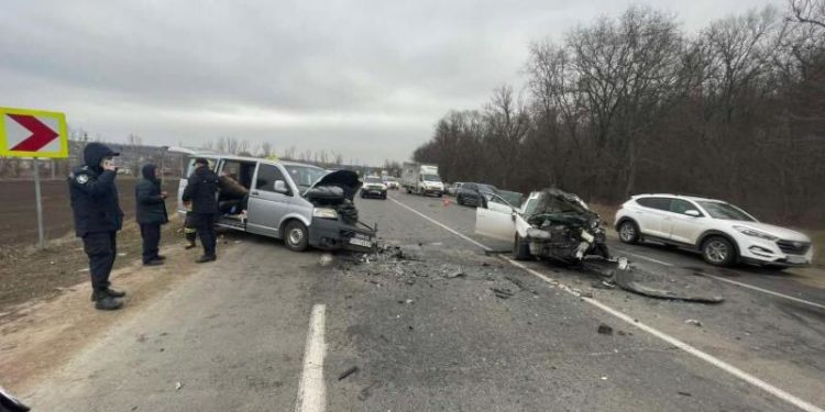 5 persoane, dintre care 3 copii, spitalizate după o ciocnire violentă pe traseu: Una din mașinile avariate este din Ucraina | FOTO