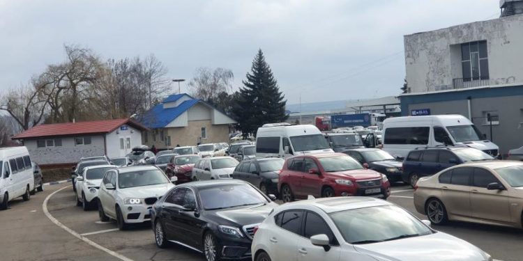 Peste 10 mii de ucraineni au intrat în Moldova în ultimele 12 ore: Un rând de peste 100 de mașini, format la PTF Sculeni