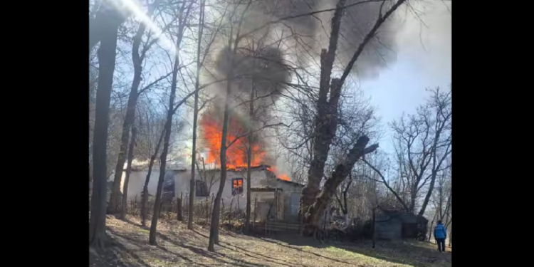 O casă bătrânească din parcul Dendrariu a luat foc: Trei echipaje de pompieri au luptat cu incendiul | VIDEO