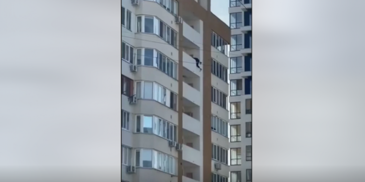 A amenințat că se aruncă în gol de la etajul 14: Un bărbat a pus pe jar pompierii și poliția | VIDEO