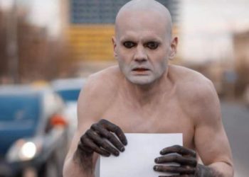 Bărbatul care părea nud pe străzile Capitalei și-a explicat gestul. Cine este tânărul și ce mesaj vrea să transmită | VIDEO