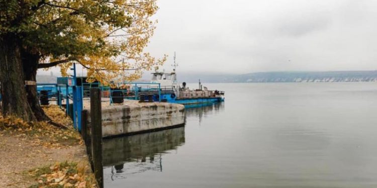 În atenţia călătorilor: Feribotul de la Molovata și-a sistat activitatea din cauza vântului puternic