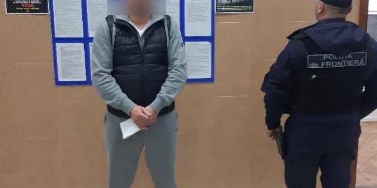 A urcat beat la volan, iar la vamă s-a luat la harță cu polițiștii: Un șofer din România, reținut