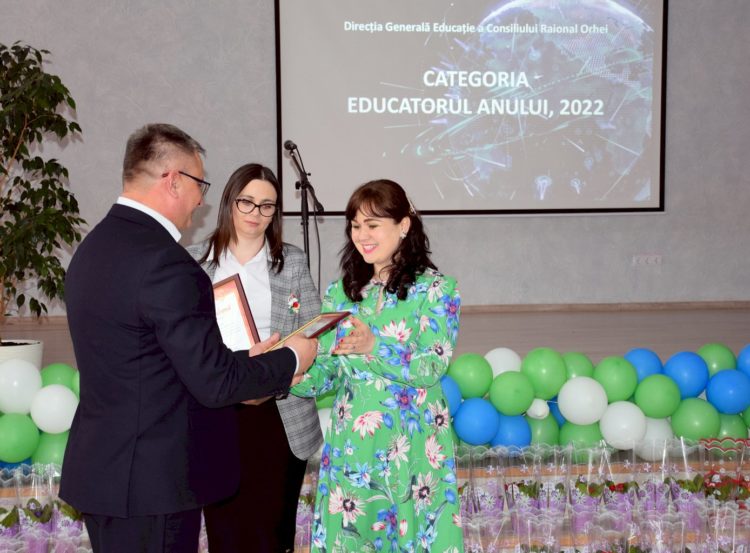 Concursul Raional „Pedagogul Anului 2022” a culminat cu un omagiu adus din partea autorităților publice locale!