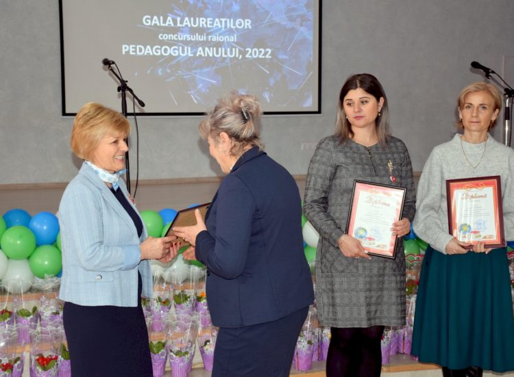 Concursul Raional „Pedagogul Anului 2022” a culminat cu un omagiu adus din partea autorităților publice locale!