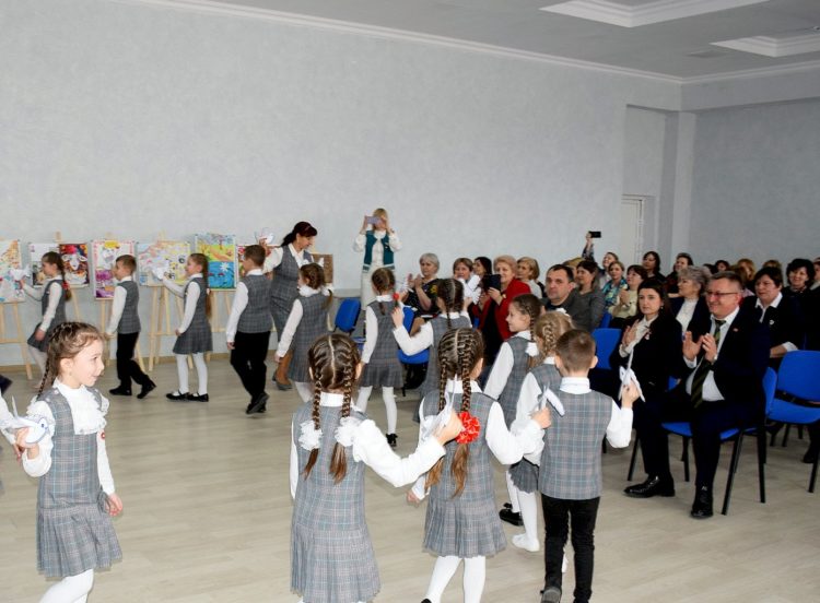 Concursul Raional „Pedagogul Anului 2022” a culminat cu un omagiu adus din partea autorităților publice locale!