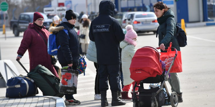 Angajații MAI, implicați în gestionarea crizei refugiaților, vor primi sporuri salariale