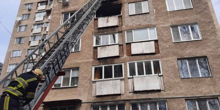 Apartament cuprins de flăcări, în capitală: Patru echipaje de pompieri au luptat cu focul