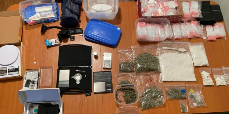 Nouă membri ai unui grup criminal organizat – reținuți și droguri în sumă de 700.000 lei – sechestrate