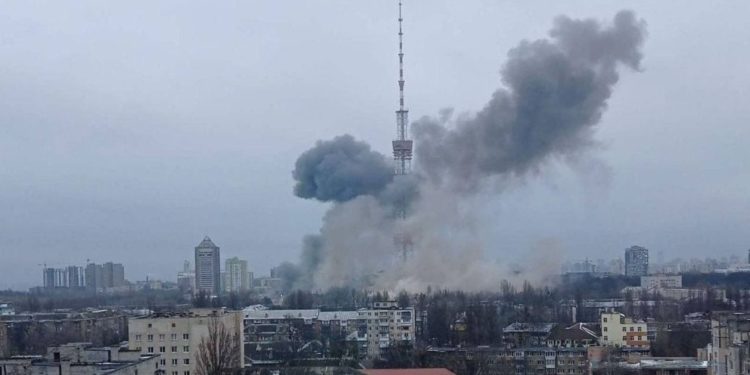 В Киеве российский снаряд попал в телевышку | FOTO/VIDEO