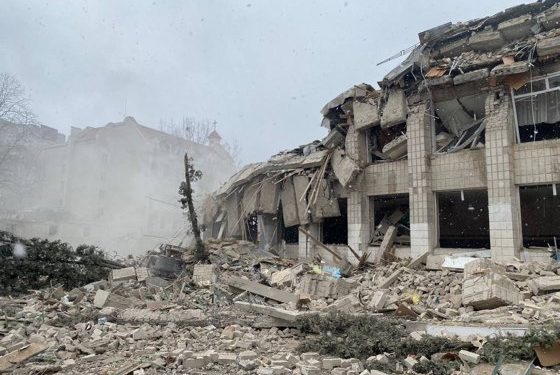 Власти Мариуполя сообщили об авиаударе по школе искусств, где укрывались мирные жители