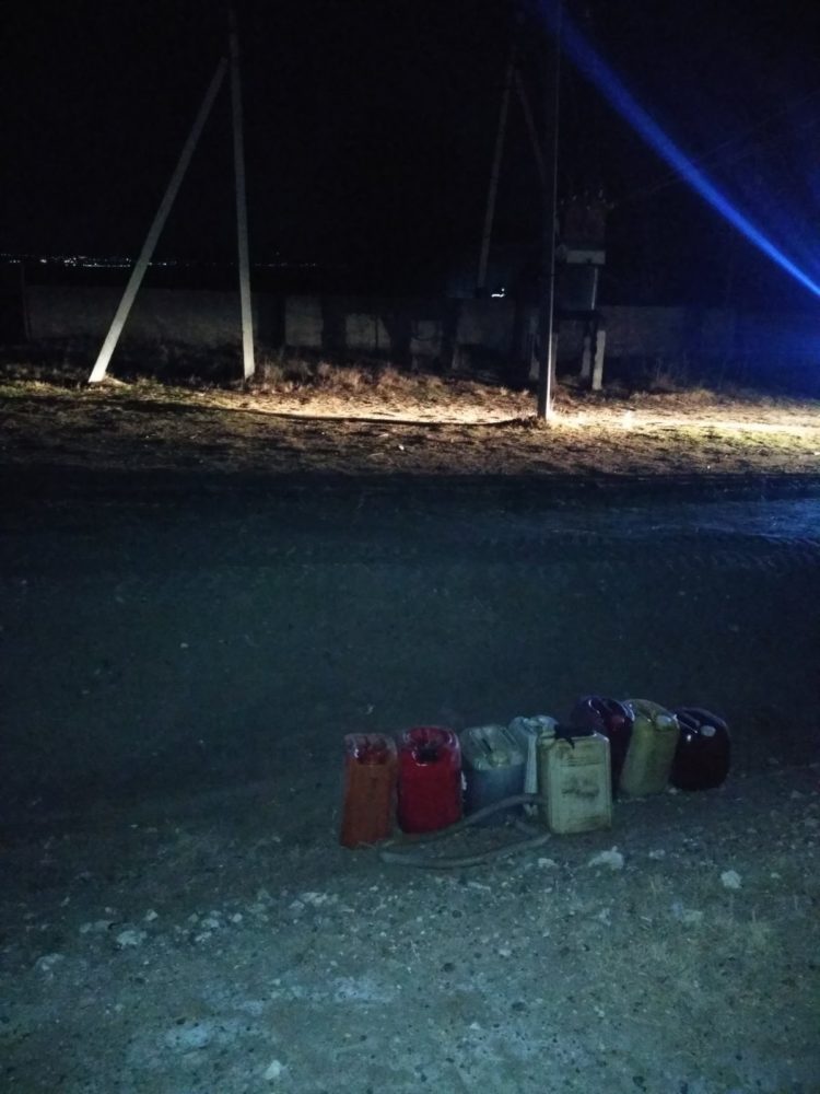 Furt la înaltă tensiune: Un bărbat, prins cu 8 canistre pline cu ulei dielectric, scurs dintr-un transformator