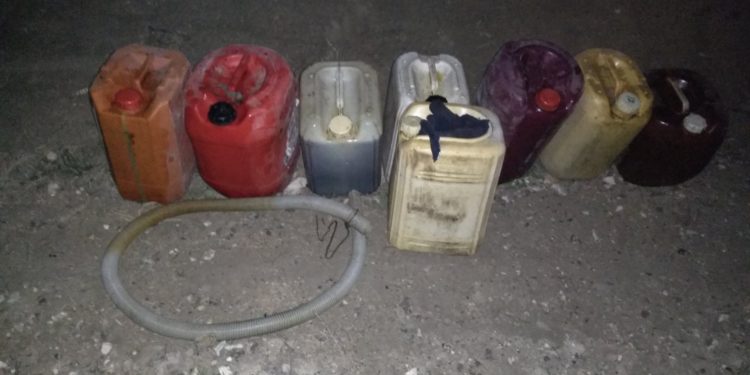 Furt la înaltă tensiune: Un bărbat, prins cu 8 canistre pline cu ulei dielectric, scurs dintr-un transformator