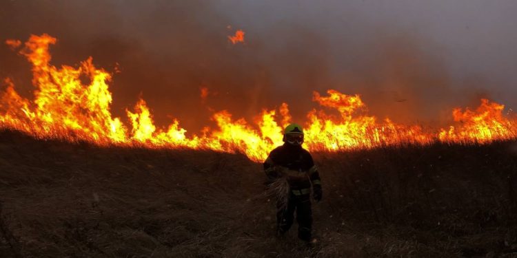 IGSU: Un incendiu de proporții risca să cuprindă un sector de vile din localitatea Dănceni, r-nul Ialoveni