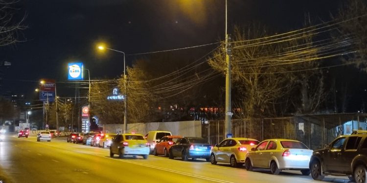 Isteria de la pompă. Speriați că prețul benzinei va exploda, românii au făcut cozi la stațiile de alimentare. Ministrul Energiei: Este o psihoză, nu cresc prețurile la benzină și motorină
