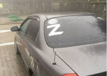 „Orice îndemn la război sau ațâțare a vrajbei se pedepsește penal”. Avertizarea SIS, privind apariția simbolurilor tendențioase, apărute pe autoturisme și clădiri | VIDEO