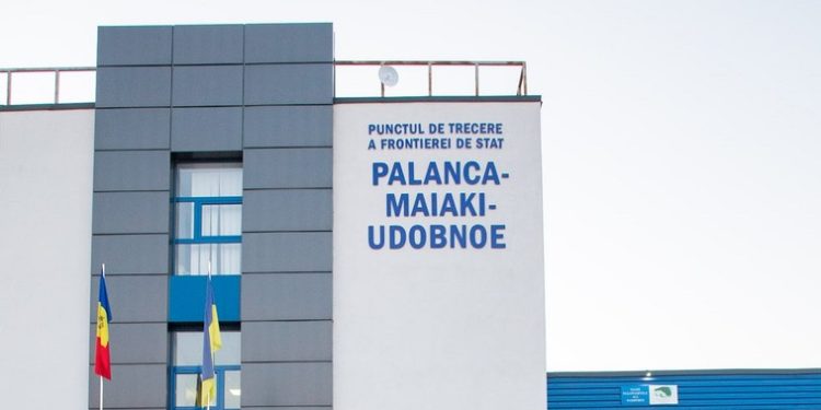 O gară auto provizorie, destinată refugiaților ucraineni, construită la PTF Palanca