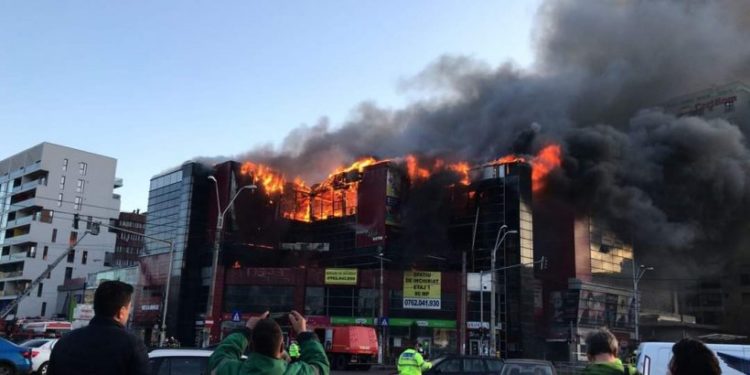 Incendiu puternic la un centru comercial din București. Flăcările s-au extins rapid, bucăți din acoperiș cad pe bulevard | VIDEO