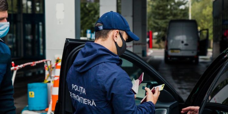 „Curier” de acte contrafăcute, identificat în PTF Leușeni