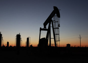 Prețul petrolului în UE își continuă scăderea, în timp ce Franța și Germania pregătesc pachete de subvenționare a carburanților