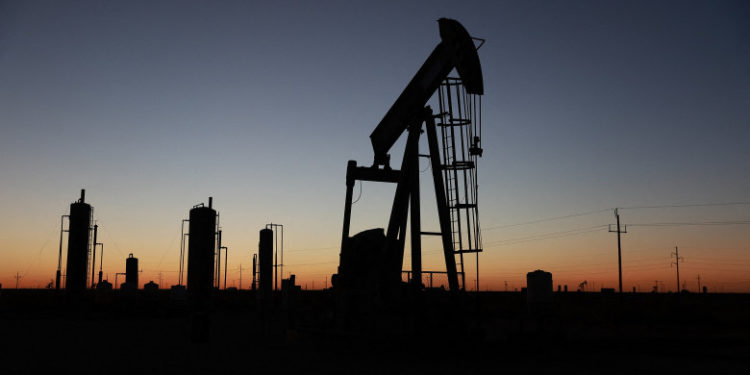 Prețul petrolului în UE își continuă scăderea, în timp ce Franța și Germania pregătesc pachete de subvenționare a carburanților