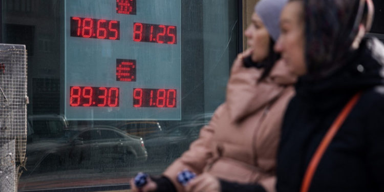 Rubla revine la nivelul de dinainte de război. Zelenski cere Occidentului sancțiuni mai puternice împotriva Rusiei