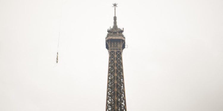 Turnul Eiffel a devenit mai înalt cu 6 metri după instalarea unei noi antene în vârf
