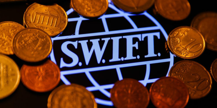 UE interzice RT și Sputnik și exclude din SWIFT șapte bănci rusești, dar nu și banca Gazprom