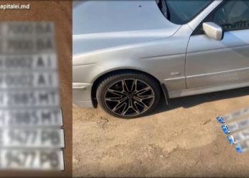 В Яловенах двое молодых людей снимали номера с украинских автомобилей и требовали выкуп | VIDEO