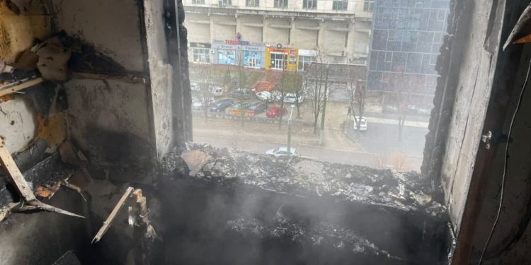 Incendiu într-un apartament, în sectorul Buiucani. Proprietarul a suferit arsuri | FOTO