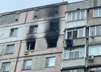 Incendiu într-un apartament, în sectorul Buiucani. Proprietarul a suferit arsuri | FOTO