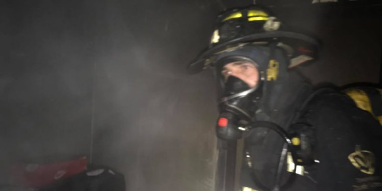 Cadavrul carbonizat al unui bărbat, depistat într-o casă cuprinsă de flăcări, în centrul capitalei