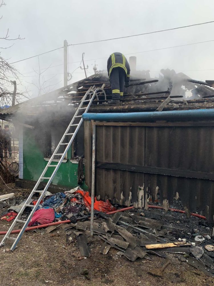 Intervenția IGSU în raionul Briceni: O femeie de 88 de ani a decedat după ce casa i-a luat foc | FOTO