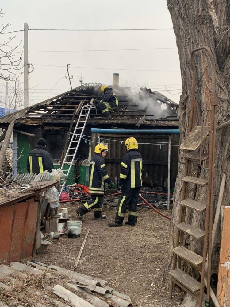 Intervenția IGSU în raionul Briceni: O femeie de 88 de ani a decedat după ce casa i-a luat foc | FOTO