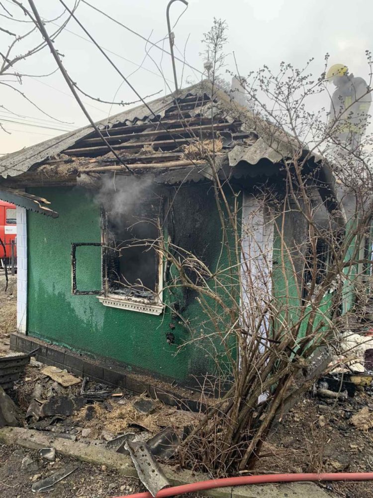 Intervenția IGSU în raionul Briceni: O femeie de 88 de ani a decedat după ce casa i-a luat foc | FOTO
