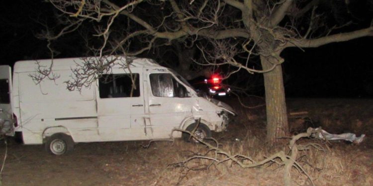 Un minor de 16 ani ce ghida un microbuz marfar a decedat într-un accident rutier. Vehiculul ar fi fost furat