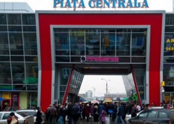 Incendiu la Piața Centrală. Un nour negru de fum se vede de-n depărtare. Pompierii și ambulanța, la fața locului | FOTO