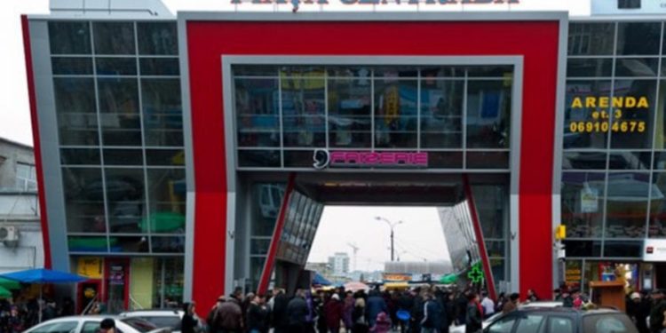 Incendiu la Piața Centrală. Un nour negru de fum se vede de-n depărtare. Pompierii și ambulanța, la fața locului | FOTO