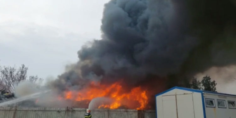 Incendiu cu degajări mari de fum lângă București. A ars un centru de colectare a deșeurilor