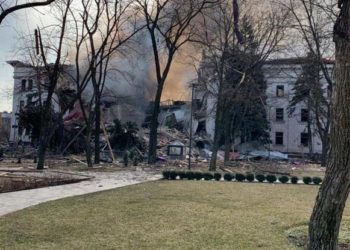 В Мариуполе ракета разрушила здание драмтеатра. Власти заявляют, что сотни людей использовали его как убежище