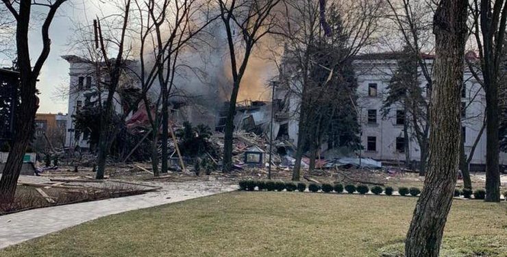 В Мариуполе ракета разрушила здание драмтеатра. Власти заявляют, что сотни людей использовали его как убежище