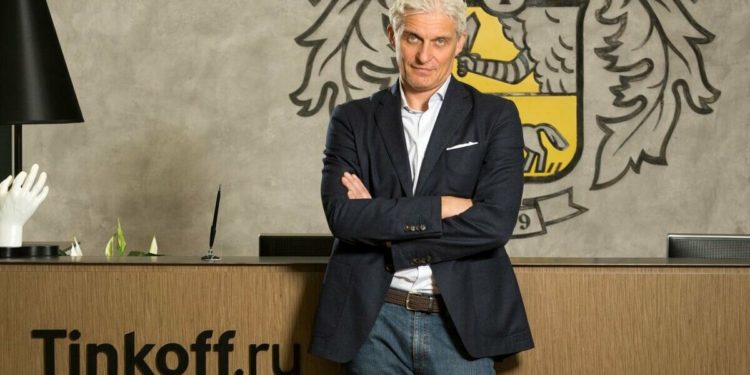 Великобритания сняла транспортные санкции с Олега Тинькова и бизнес-партнера Абрамовича