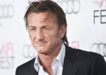 Актер Шон Пенн покинул Украину, бросив машину и отправившись пешком в Польшу